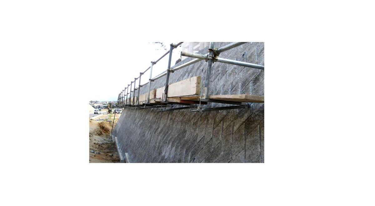 水抜きパイプ足場